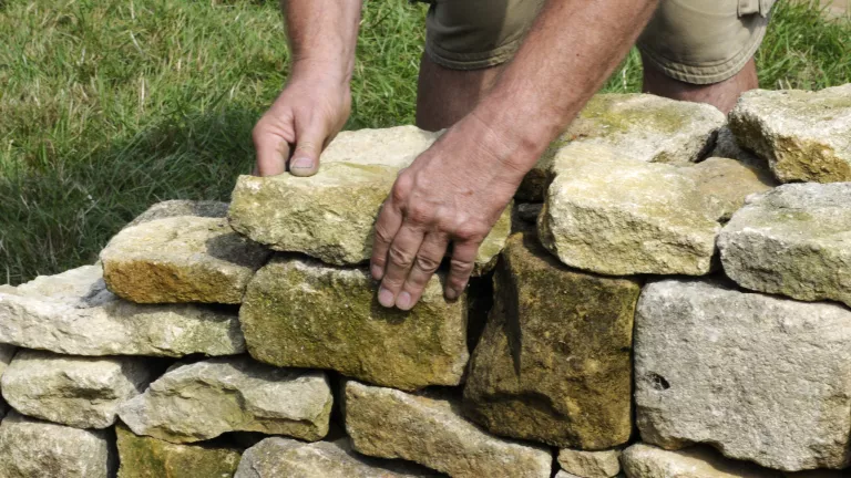 Hangbefestigung – so sichern Sie Ihren Gartenhang