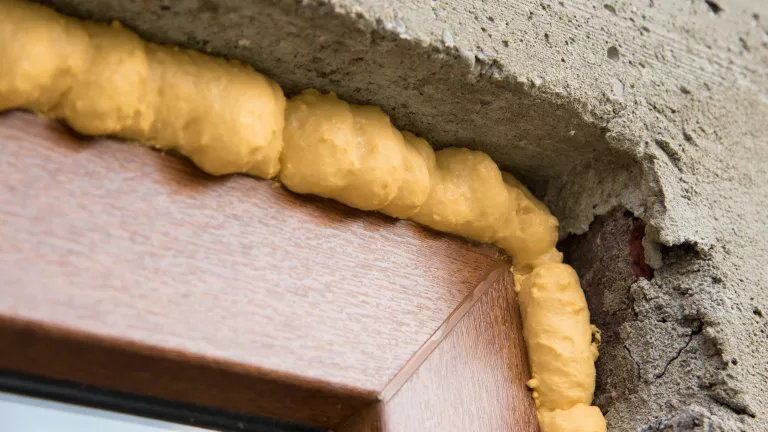 Wie kann ich Bauschaum entfernen?