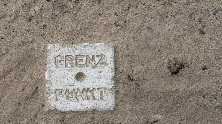 Grenzstein: Wie finde ich die Grundstücksgrenze?