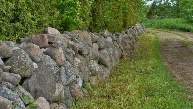 Wie baue ich eine Natursteinmauer
