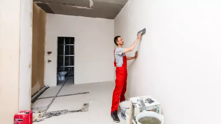 Rauputz: eine kurze Anleitung zum Verputzen einer Wand