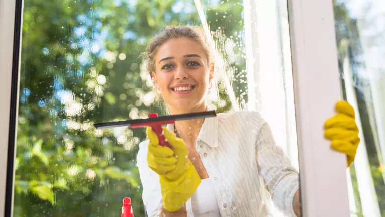 Fenster putzen: Diese Hilfsmittel sorgen für Durchblick