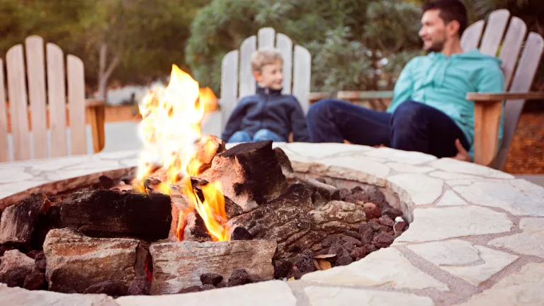 Feuerschale, Feuerkorb und Co: Welche Feuerstellen sind im Garten möglich?