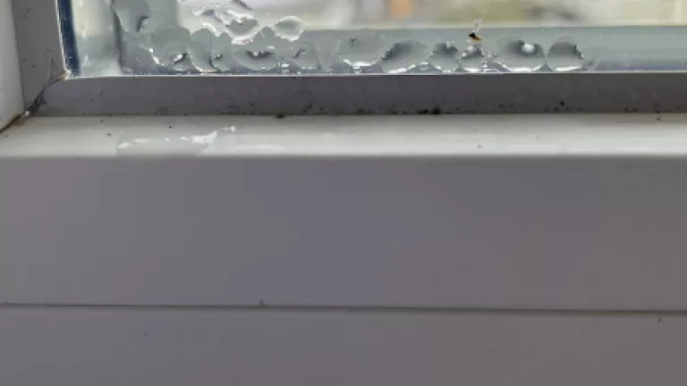 Tauwasserbildung an der unteren Innenkante Verglasung 