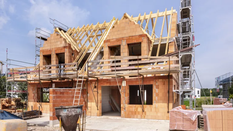 Mitbauen und sparen: Was kostet ein Ausbauhaus? 