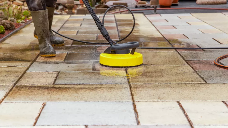Terrasse reinigen: Wie bekomme ich die Fliesen und Platten wieder sauber?