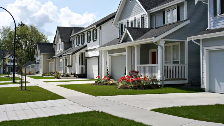 Was versteht man unter Grunddienstbarkeit im Grundbuch?