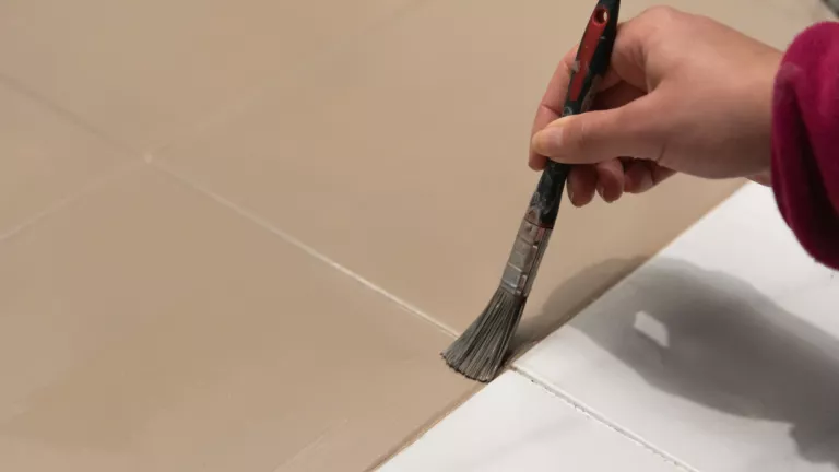 Bodenfliesen streichen: Kleiner Aufwand, großer Effekt