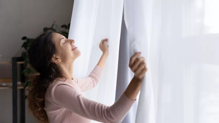 Sommerhitze und keine Klimaanlage: 7 Tipps für eine kühle Wohnung