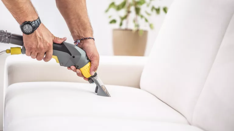 Wie reinigt man ein Sofa?