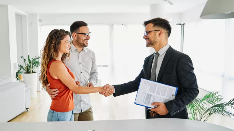 Hausverkauf: Mit Immobilienmakler oder lieber privat?