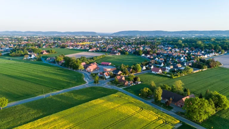 Stadtleben vs. Landleben – wo liegen die Vor- und Nachteile? 
