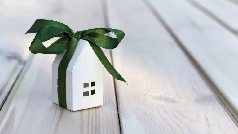 Schenkungssteuer Haus: Höhe, Freibeträge, Steuertipps