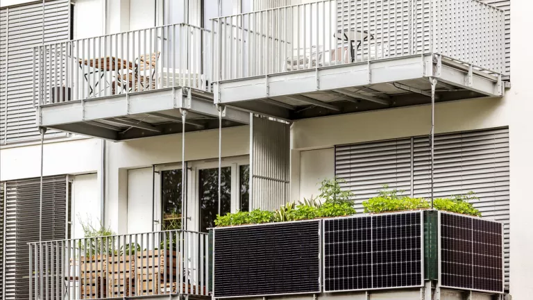 Balkonkraftwerk 2025: Das ändert sich bei Anmeldung, Leistung und Sicherheit