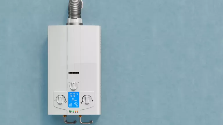 Kalkablagerungen im Warmwasserspeicher reduzieren – So schützen Sie Ihre Technik und senken Energiekosten