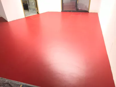Raum mit verlegtem roten Linoleum